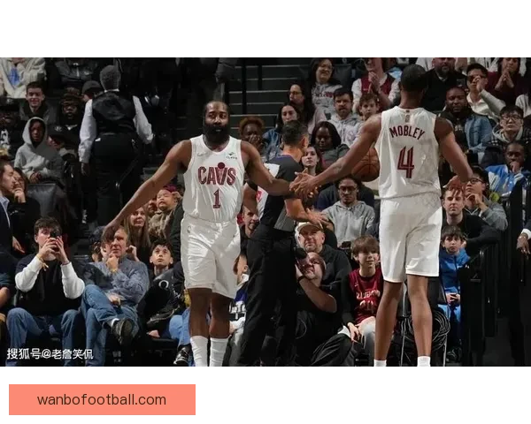 塞克斯顿哈登上演恶意犯规施罗德撞理查兹裆部引争议